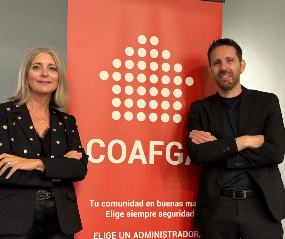 Teresa Suárez, presidenta de COAFGA, con el ponente, Alfonso G. Martínez.
